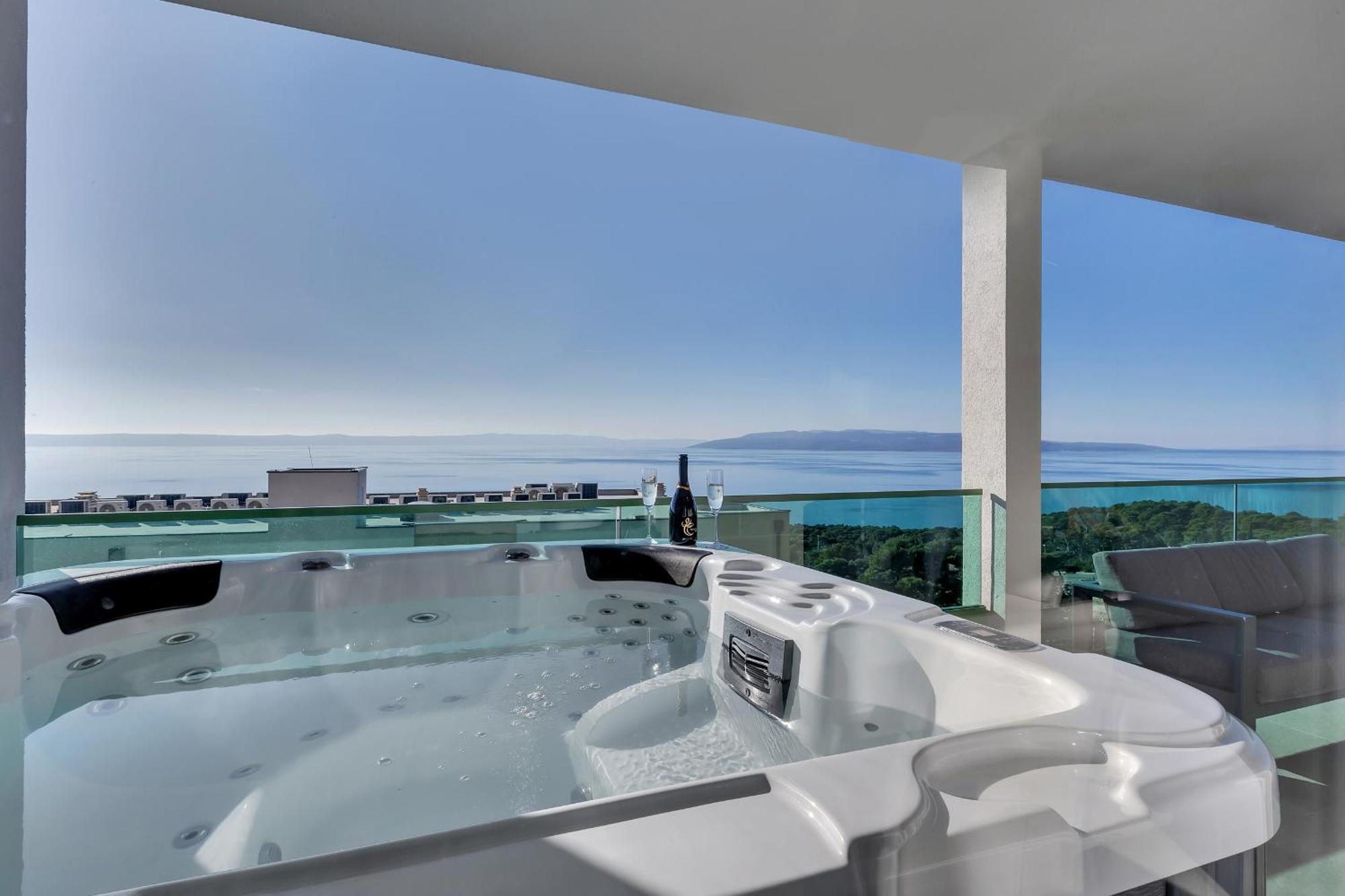 Exclusive Penthouse Big Blue With Private Jacuzzi Apartamento Makarska Exterior foto