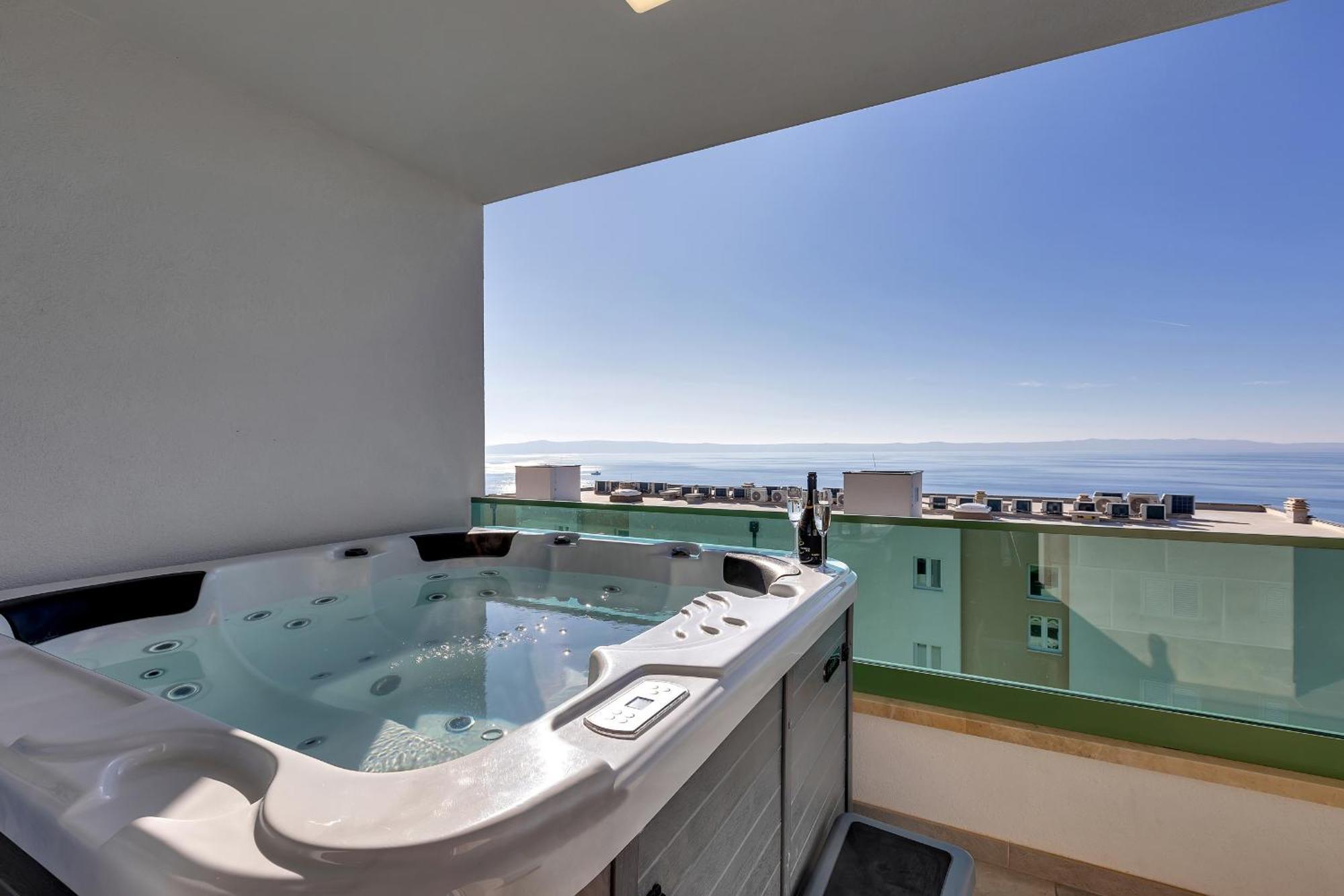 Exclusive Penthouse Big Blue With Private Jacuzzi Apartamento Makarska Exterior foto