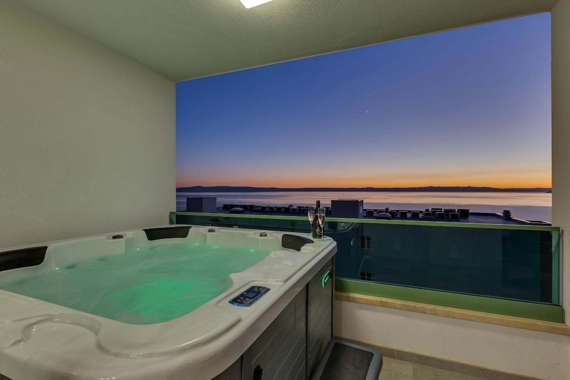 Exclusive Penthouse Big Blue With Private Jacuzzi Apartamento Makarska Exterior foto