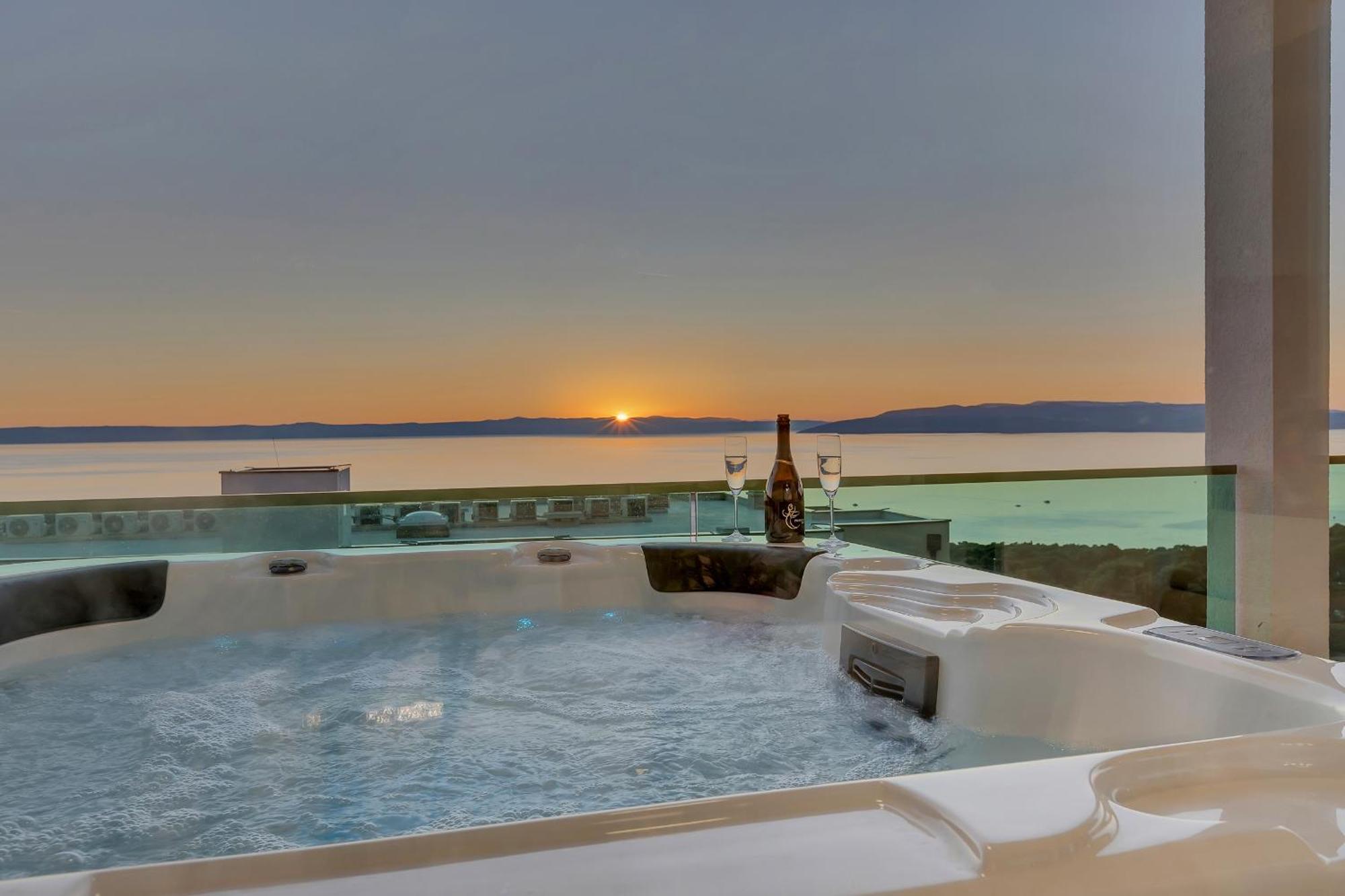 Exclusive Penthouse Big Blue With Private Jacuzzi Apartamento Makarska Exterior foto
